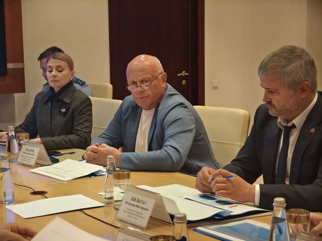 Прокурор автономного округа провел рабочую встречу с руководителем АО «Газпром газораспределение Север» Прокурор автономного округа провел рабочую встречу с руководителем АО «Газпром газораспределение Север»