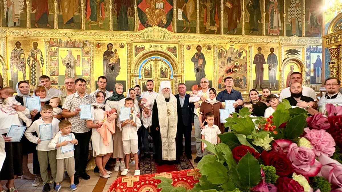 Митрополит Павел совершил массовое крещение детей из многодетных семей в Нижневартовске Митрополит Павел совершил массовое крещение детей из многодетных семей в Нижневартовске