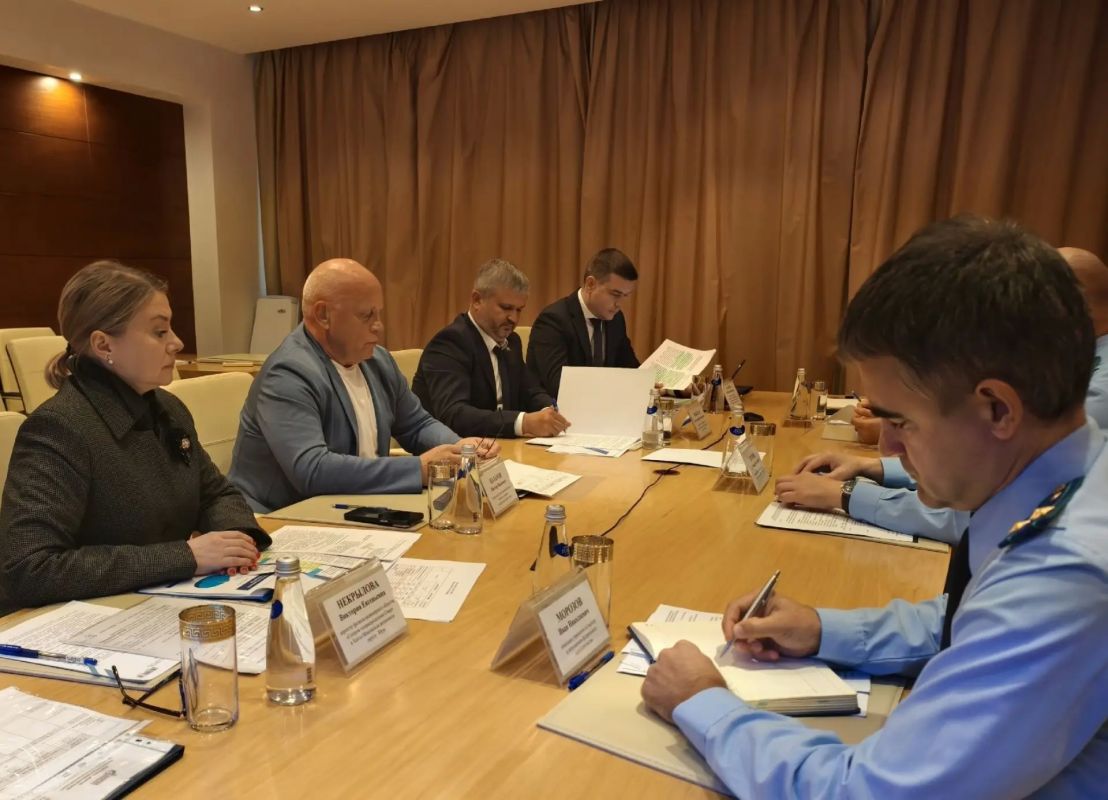 Прокурор автономного округа провел рабочую встречу с руководителем АО «Газпром газораспределение Север» Прокурор автономного округа провел рабочую встречу с руководителем АО «Газпром газораспределение Север»