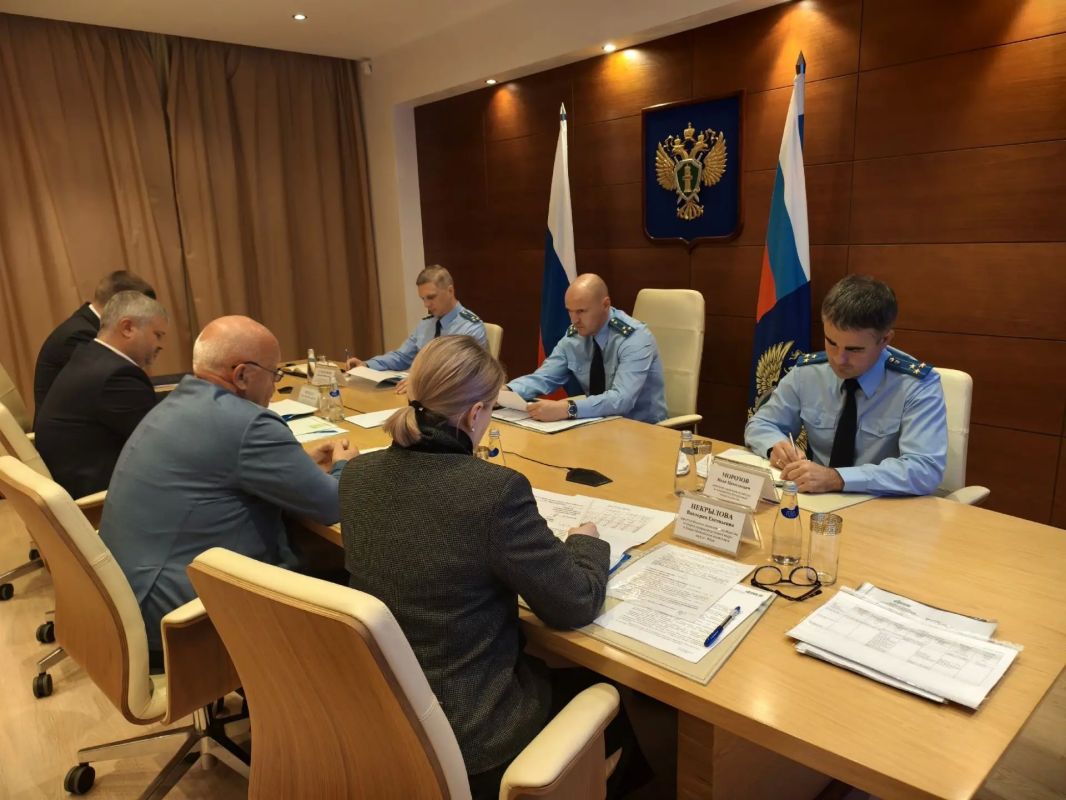 Прокурор автономного округа провел рабочую встречу с руководителем АО «Газпром газораспределение Север» Прокурор автономного округа провел рабочую встречу с руководителем АО «Газпром газораспределение Север»