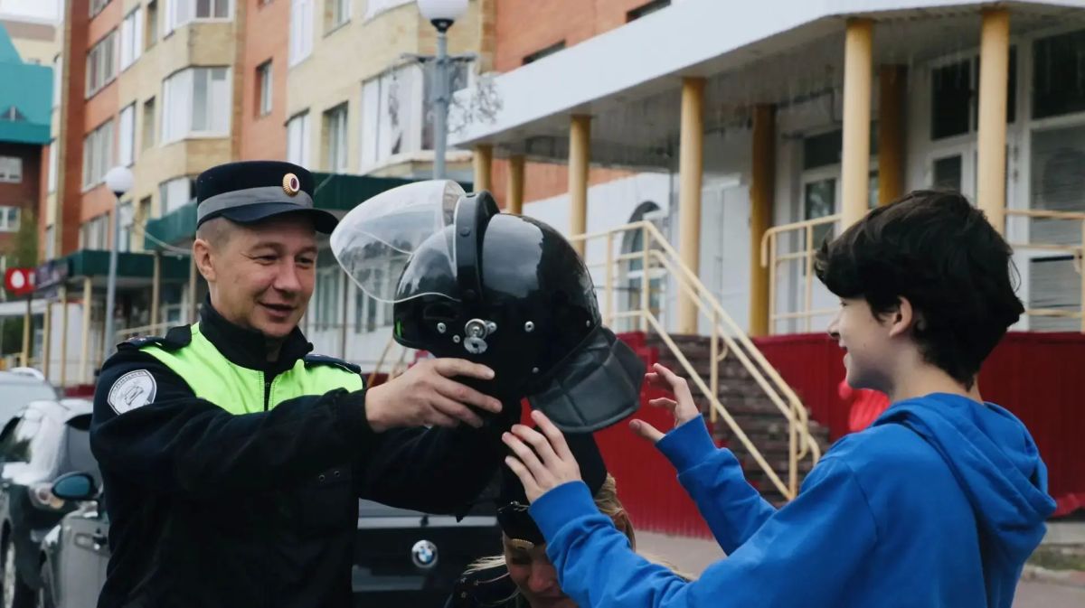В Югре проходит масштабная социальная кампания под лозунгом «ПДД — в приоритете» В Югре проходит масштабная социальная кампания под лозунгом «ПДД — в приоритете»