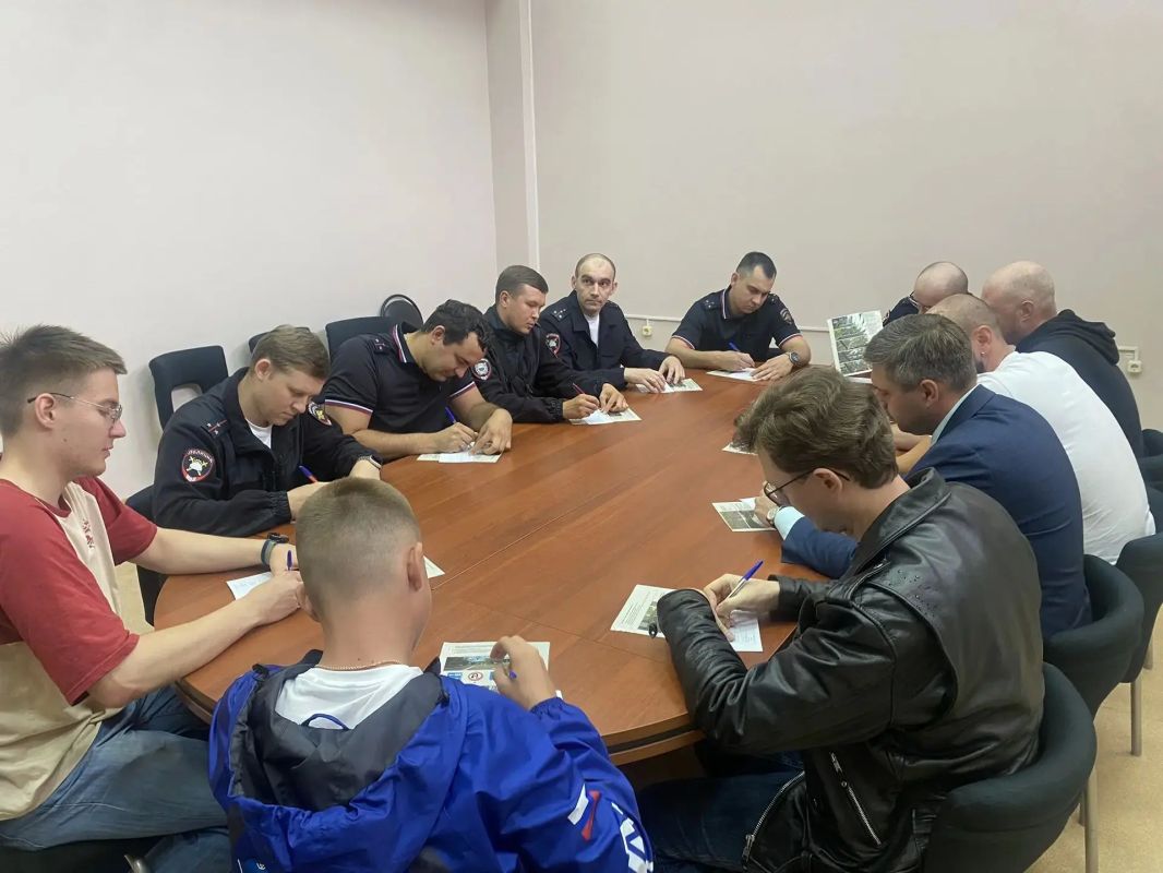 Мотоциклисты и госавтоинспекторы аппарата Управления встретились за круглым столом Мотоциклисты и госавтоинспекторы аппарата Управления встретились за круглым столом
