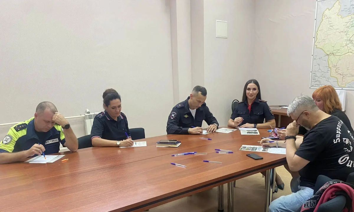 Мотоциклисты и госавтоинспекторы аппарата Управления встретились за круглым столом Мотоциклисты и госавтоинспекторы аппарата Управления встретились за круглым столом