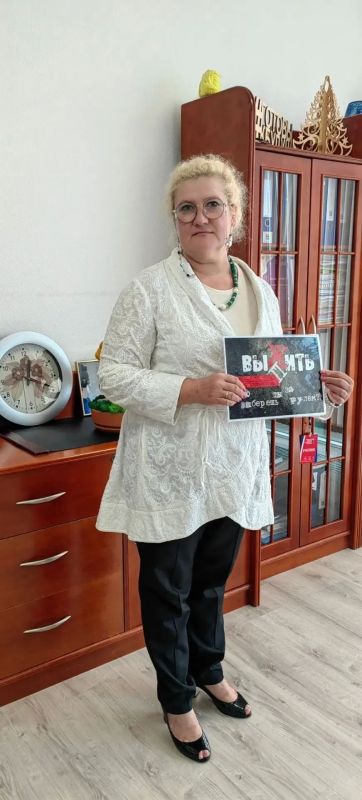 Заместитель директора департамента образования администрации Сургута Иванова Ольга Юрьевна вместе со своими коллегами присоединяется к окружной интернет-кампании и поддерживает одноимённый слоган акции «ПДД - в Приоритете!»...