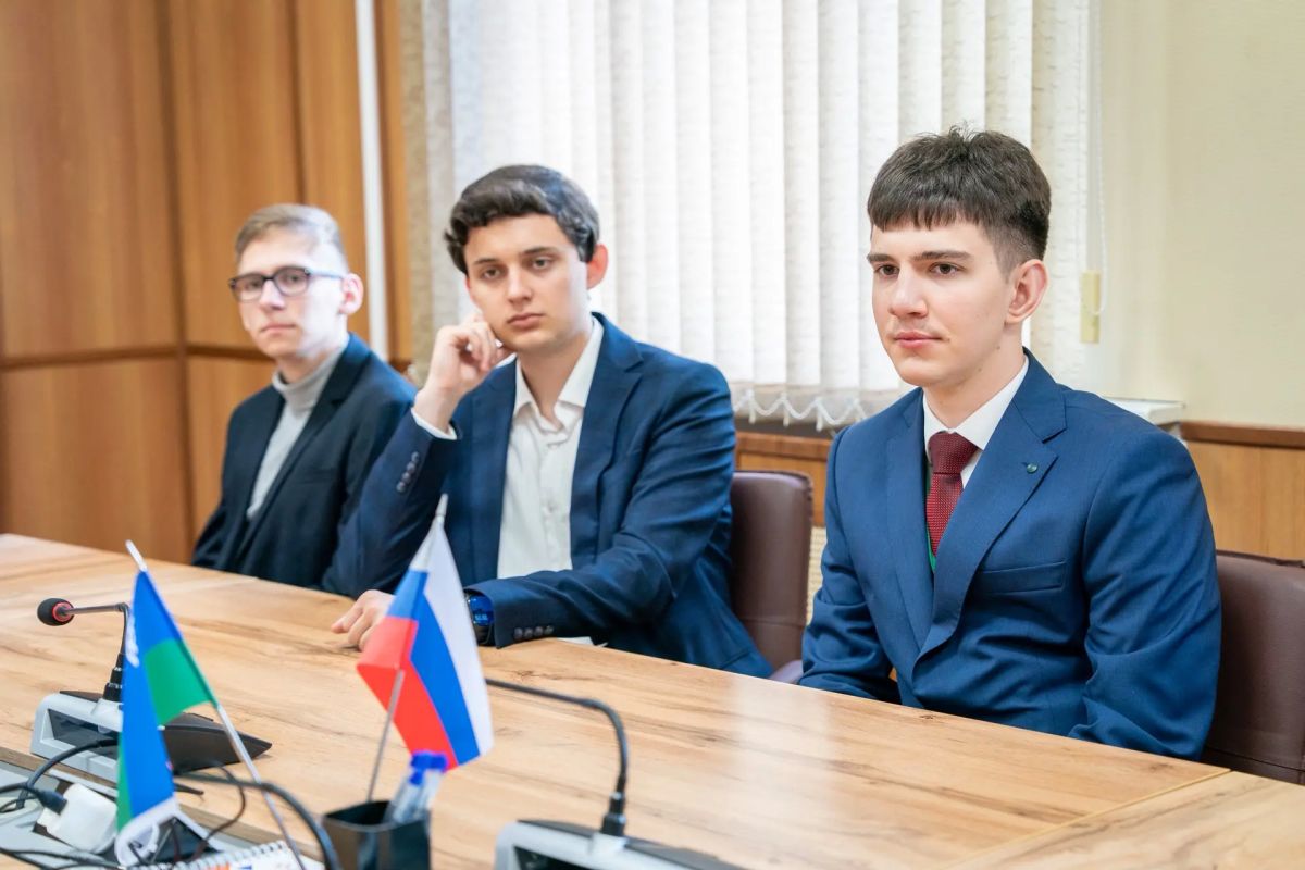 Студенты ВШЭ проходят стажировку в органах власти Югры Студенты ВШЭ проходят стажировку в органах власти Югры