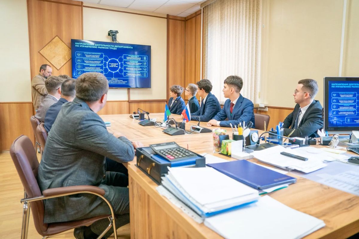 Студенты ВШЭ проходят стажировку в органах власти Югры Студенты ВШЭ проходят стажировку в органах власти Югры