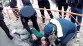 В Югре инспекторы ДПС оказали помощь мужчине, у которого на улице случился приступ эпилепсии