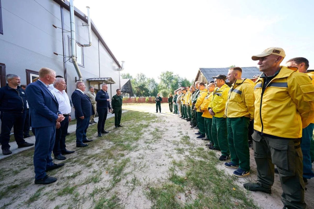 Губернатор Югры встретился с авиапожарными Кондинского района и поблагодарил их за работу Губернатор Югры встретился с авиапожарными Кондинского района и поблагодарил их за работу