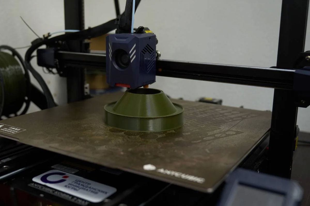 Руслану Кухаруку представили трофеи СВО и производство 3D-изделий для бойцов в Междуреченском Руслану Кухаруку представили трофеи СВО и производство 3D-изделий для бойцов в Междуреченском