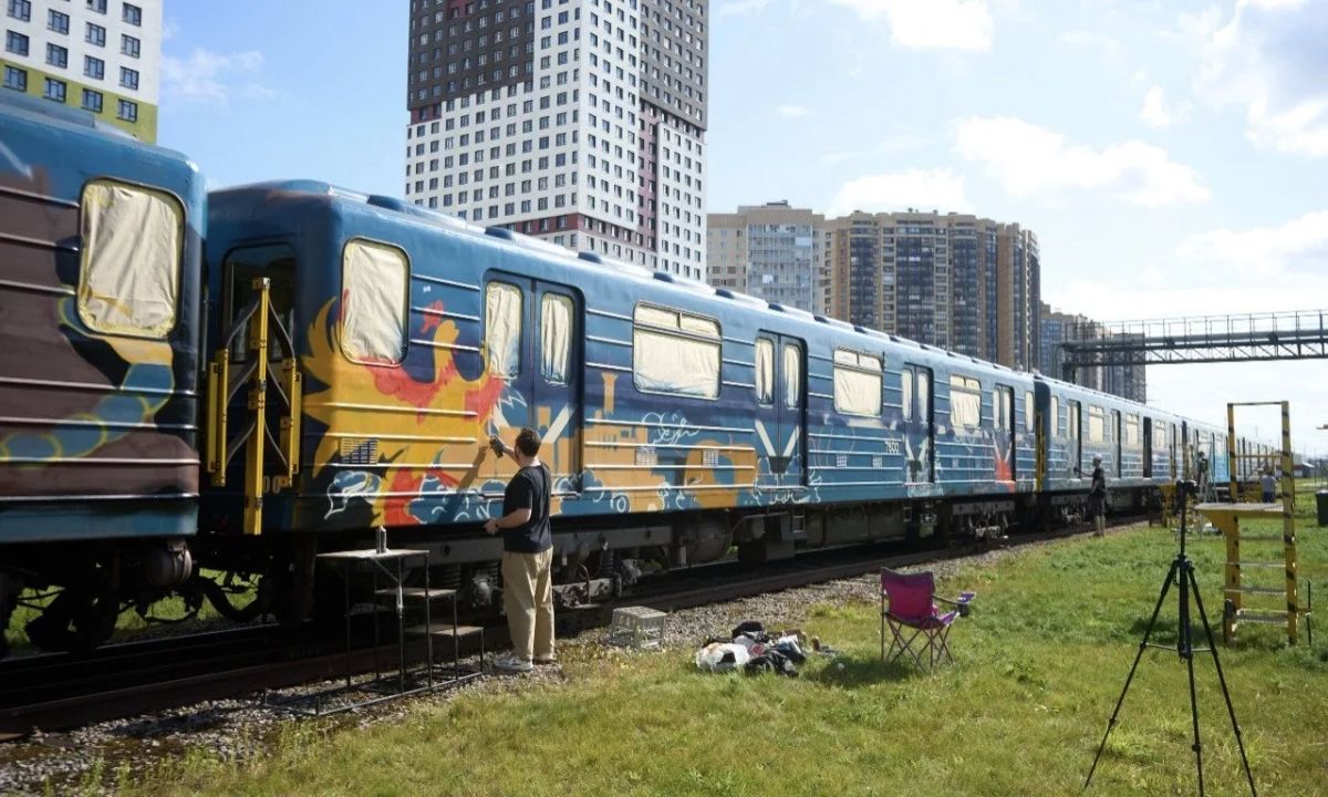 Вагон с символами Югры вышел на линию метро в Северной столице Вагон с символами Югры вышел на линию метро в Северной столице