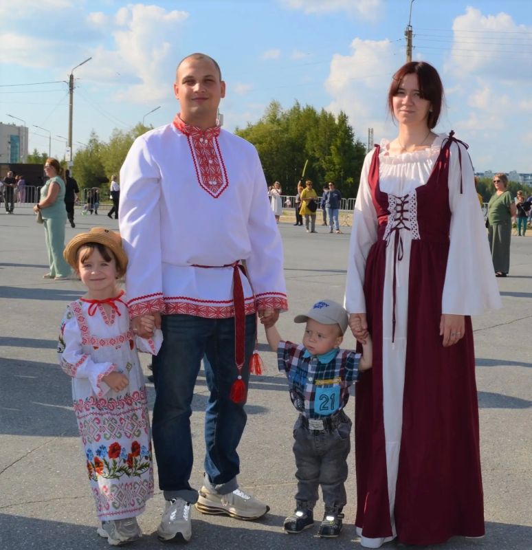 Нижневартовск стал частью всероссийского юбилейного хоровода Нижневартовск стал частью всероссийского юбилейного хоровода
