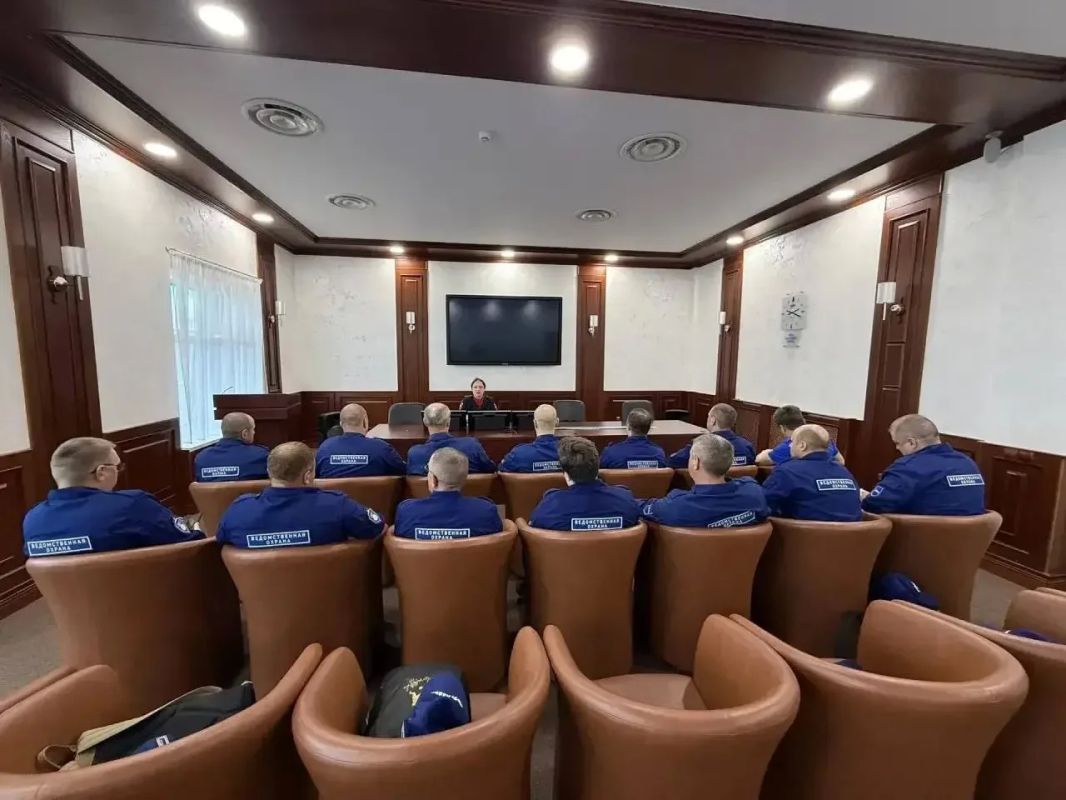 Госавтоинспекторы Югры проводят беседы с водителями Госавтоинспекторы Югры проводят беседы с водителями