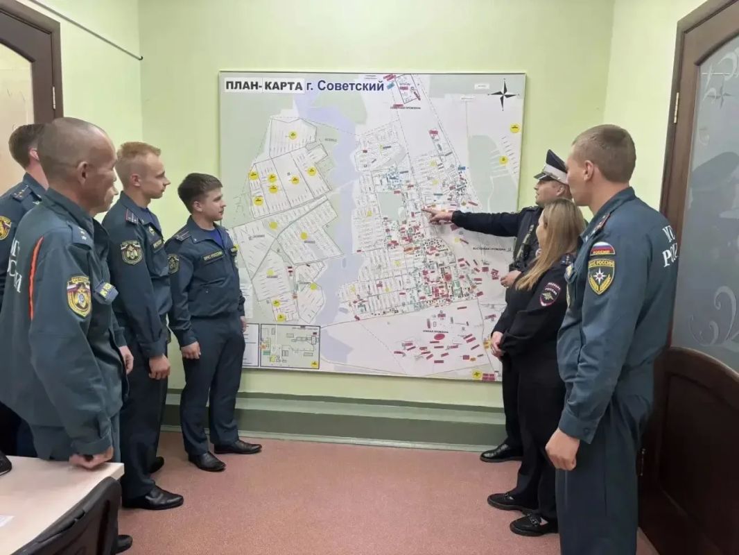 Госавтоинспекторы Югры проводят беседы с водителями Госавтоинспекторы Югры проводят беседы с водителями
