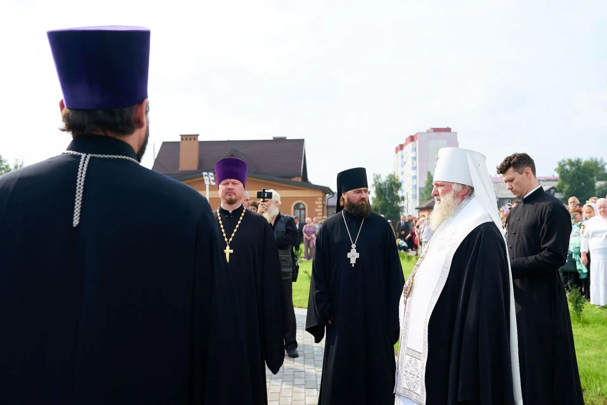 В Белом Яре открыли памятник Святым Царственным Страстотерпцам В Белом Яре открыли памятник Святым Царственным Страстотерпцам