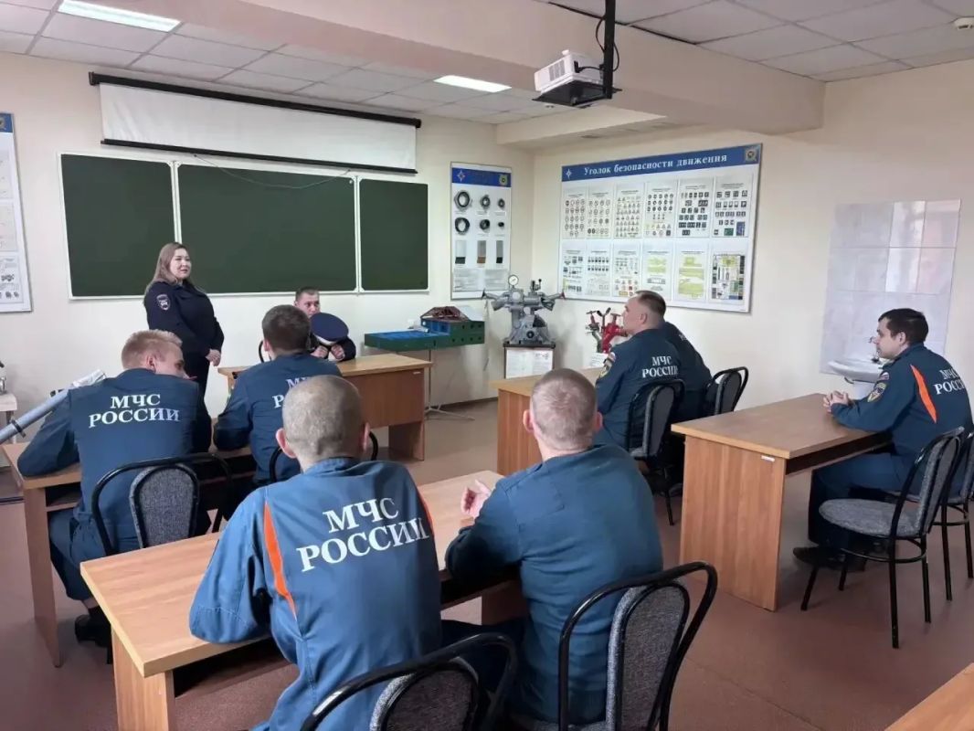 Госавтоинспекторы Югры проводят беседы с водителями Госавтоинспекторы Югры проводят беседы с водителями
