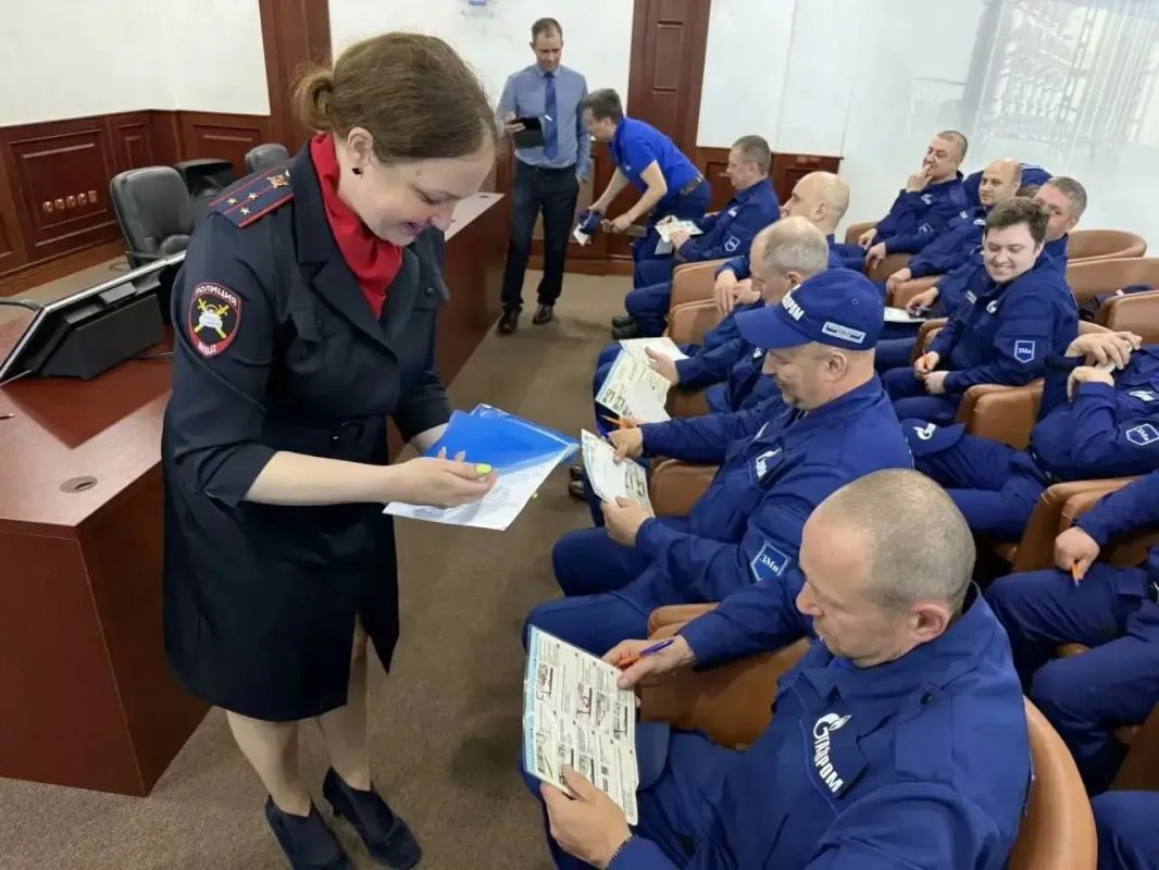 Госавтоинспекторы Югры проводят беседы с водителями Госавтоинспекторы Югры проводят беседы с водителями