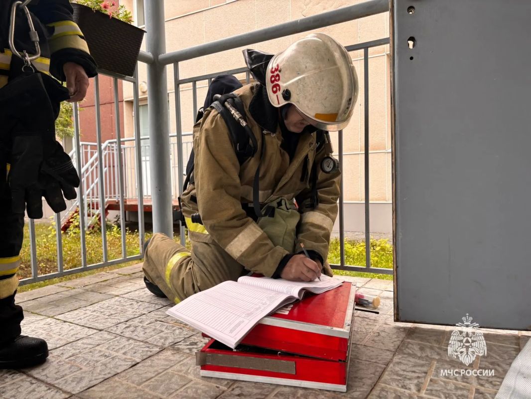 Огнеборцы Сургута проверили готовность детского сада в Барсово к экстренным ситуациям Огнеборцы Сургута проверили готовность детского сада в Барсово к экстренным ситуациям