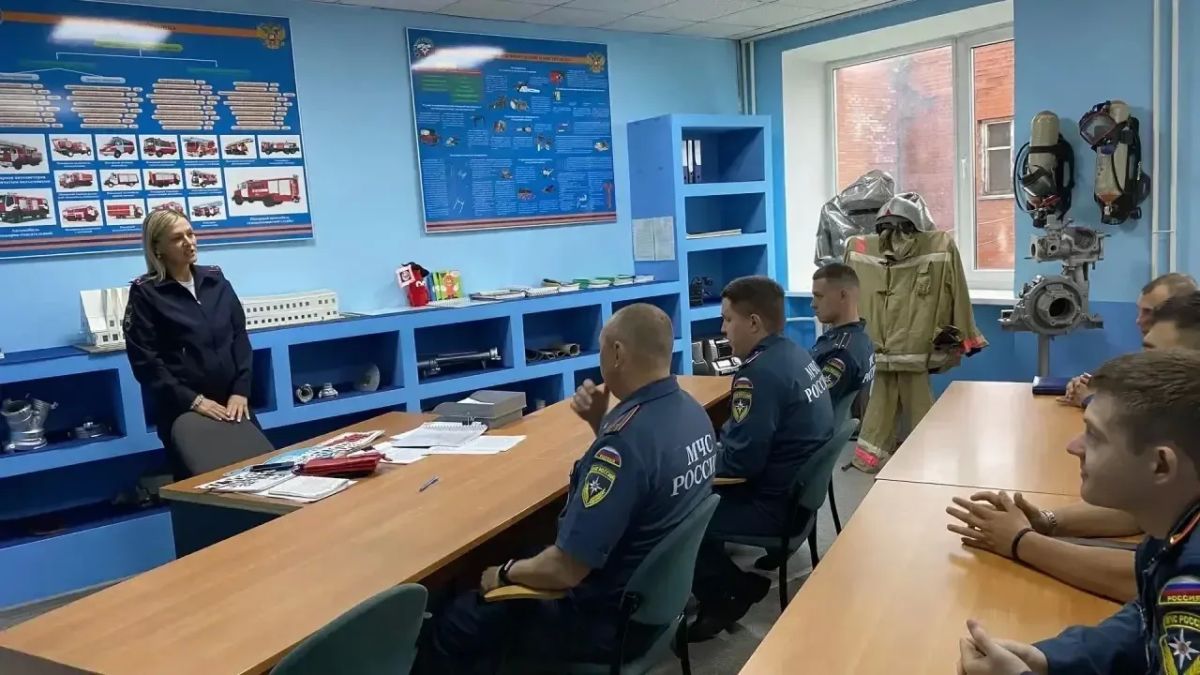 Госавтоинспекторы Югры проводят беседы с водителями Госавтоинспекторы Югры проводят беседы с водителями
