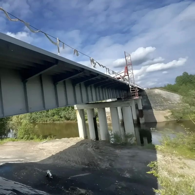 В Ханты-Мансийском автономном округе - Югре продолжаются работы по ремонту моста через реку Аган В Ханты-Мансийском автономном округе - Югре продолжаются работы по ремонту моста через реку Аган