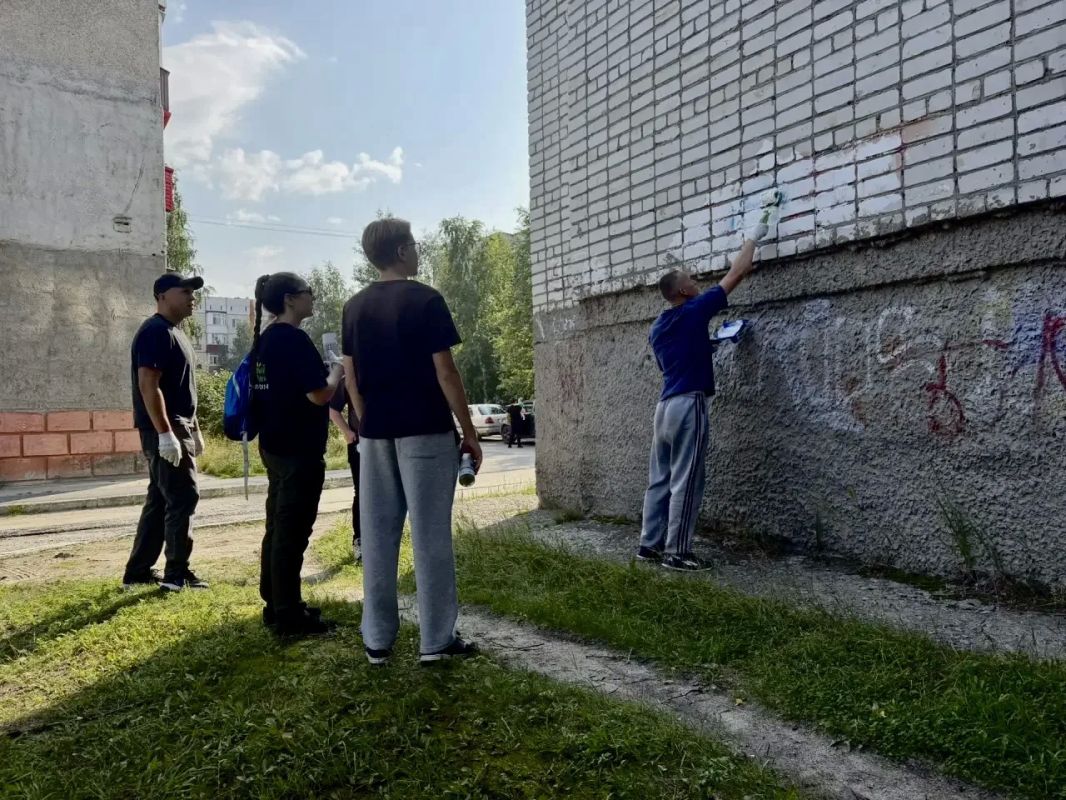 В Сургуте волонтёры очищают город от рекламы запрещённых веществ В Сургуте волонтёры очищают город от рекламы запрещённых веществ