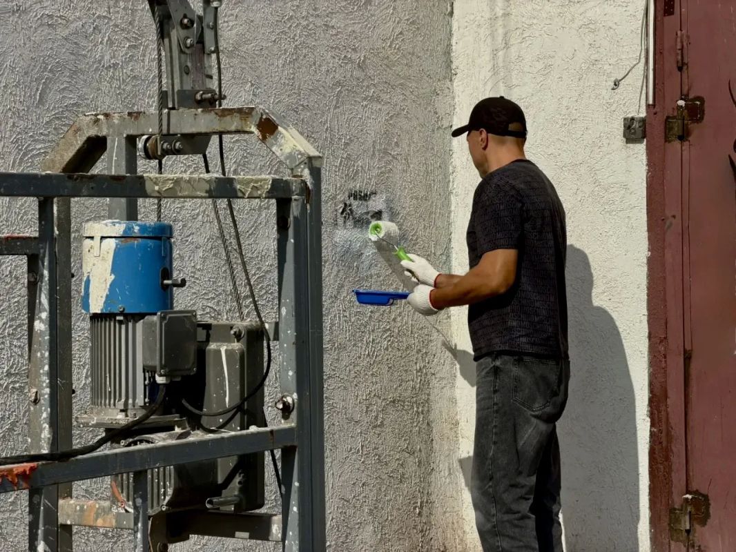 В Сургуте волонтёры очищают город от рекламы запрещённых веществ В Сургуте волонтёры очищают город от рекламы запрещённых веществ