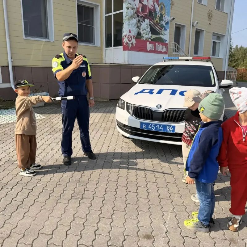 Сирены, рация, мигалки и руль патрульного авто Сирены, рация, мигалки и руль патрульного авто