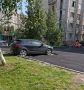 Положили асфальт вокруг машины: в Сургуте оставили авто на ремонтируемой парковке