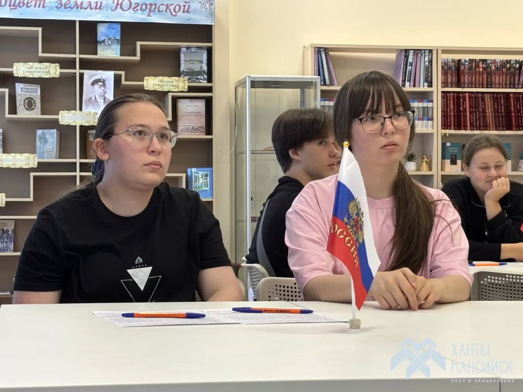 Белый, синий, красный. Мероприятие, приуроченное ко Дню Государственного флага, прошло сегодня в библиотеке №6 для юных хантымансийцев Белый, синий, красный. Мероприятие, приуроченное ко Дню Государственного флага, прошло сегодня в библиотеке №6 для юных хантымансийцев