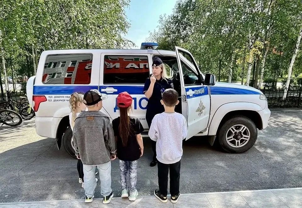 В преддверии Дня Государственного флага полицейские Лангепаса провели занятие для воспитанников детского лагеря «Дружба» В преддверии Дня Государственного флага полицейские Лангепаса провели занятие для воспитанников детского лагеря «Дружба»