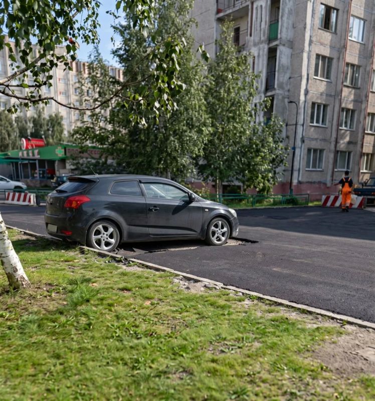 Положили асфальт вокруг машины: в Сургуте оставили авто на ремонтируемой парковке