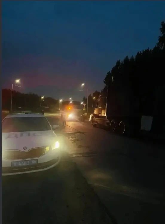 Инспекторы ДПС в Югорске помогли водителю фуры, увязшей в песке Инспекторы ДПС в Югорске помогли водителю фуры, увязшей в песке