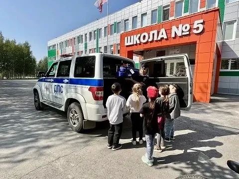 В преддверии Дня Государственного флага полицейские Лангепаса провели занятие для воспитанников детского лагеря «Дружба» В преддверии Дня Государственного флага полицейские Лангепаса провели занятие для воспитанников детского лагеря «Дружба»