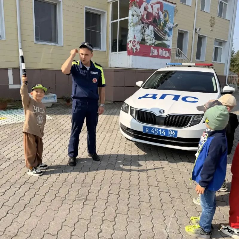 Сирены, рация, мигалки и руль патрульного авто Сирены, рация, мигалки и руль патрульного авто