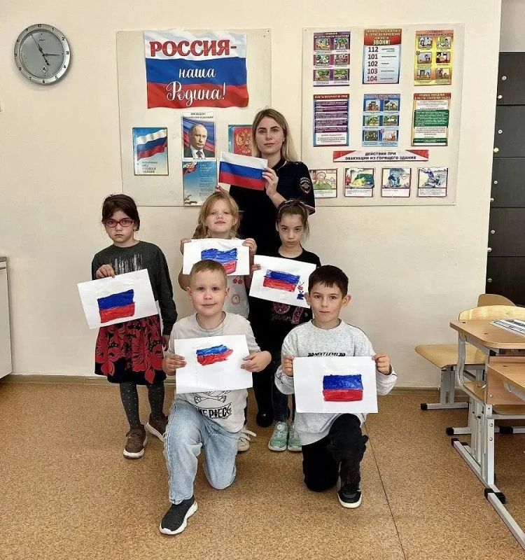 В преддверии Дня Государственного флага полицейские Лангепаса провели занятие для воспитанников детского лагеря «Дружба»