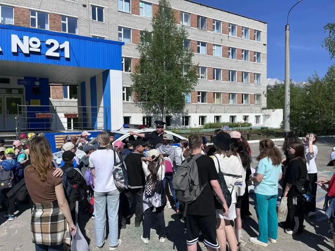 Сирены, рация, мигалки и руль патрульного авто Сирены, рация, мигалки и руль патрульного авто