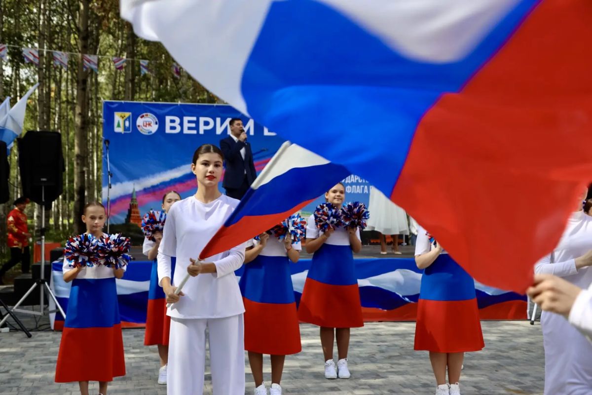 Дмитрий Кощенко: В Парке Победы сегодня развернулся двойной праздник! Был рад поздравить земляков с Днём государственного флага и принять участие в открытии городского семейного фестиваля «Праздник урожая»! Дмитрий Кощенко: В Парке Победы сегодня развернулся двойной праздник! Был рад поздравить земляков с Днём государственного флага и принять участие в открытии городского семейного фестиваля «Праздник урожая»!