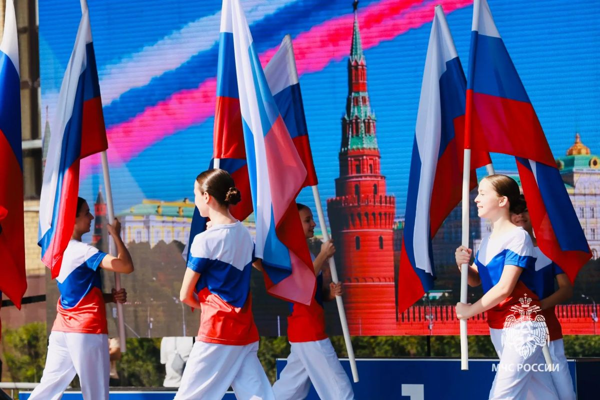 По всему округу прошли торжества в честь Дня Государственного флага РФ По всему округу прошли торжества в честь Дня Государственного флага РФ