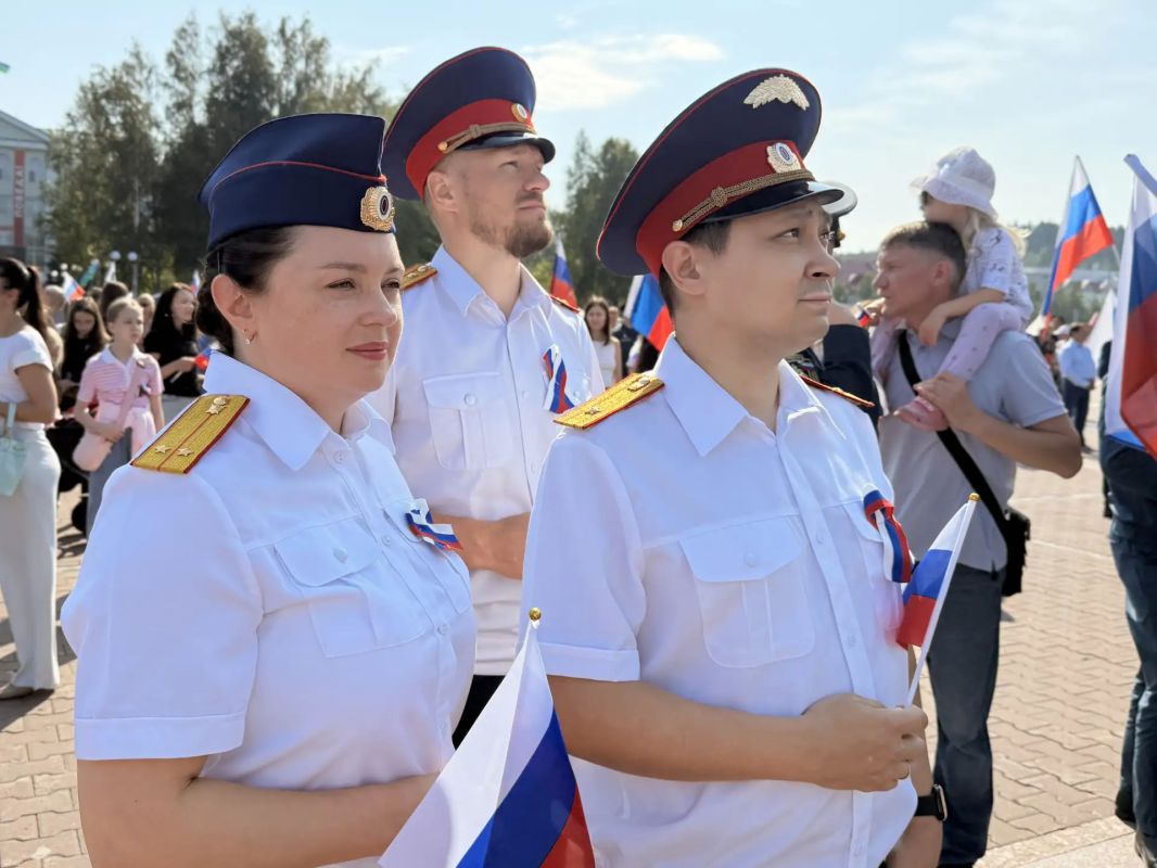 ПОД ФЛАГОМ МОЕЙ СТРАНЫ. Сотрудники следственного управления СК России по Ханты-Мансийскому автономному округу — Югре приняли участие в митинге-концерте «Под флагом моей страны», посвящённом Дню Государственного флага... ПОД ФЛАГОМ МОЕЙ СТРАНЫ. Сотрудники следственного управления СК России по Ханты-Мансийскому автономному округу — Югре приняли участие в митинге-концерте «Под флагом моей страны», посвящённом Дню Государственного флага...