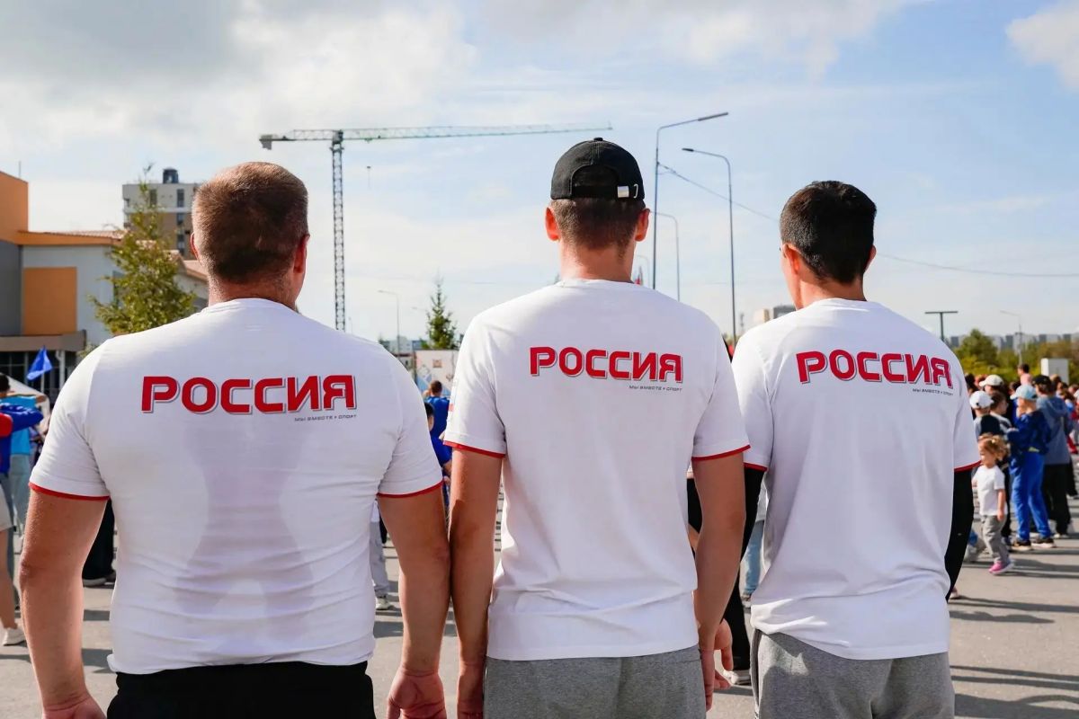 Дмитрий Кощенко: Ещё одной традицией Дня государственного флага в Нижневартовске является массовая спортивная зарядка! Именно с неё началось сегодняшнее утро Дмитрий Кощенко: Ещё одной традицией Дня государственного флага в Нижневартовске является массовая спортивная зарядка! Именно с неё началось сегодняшнее утро