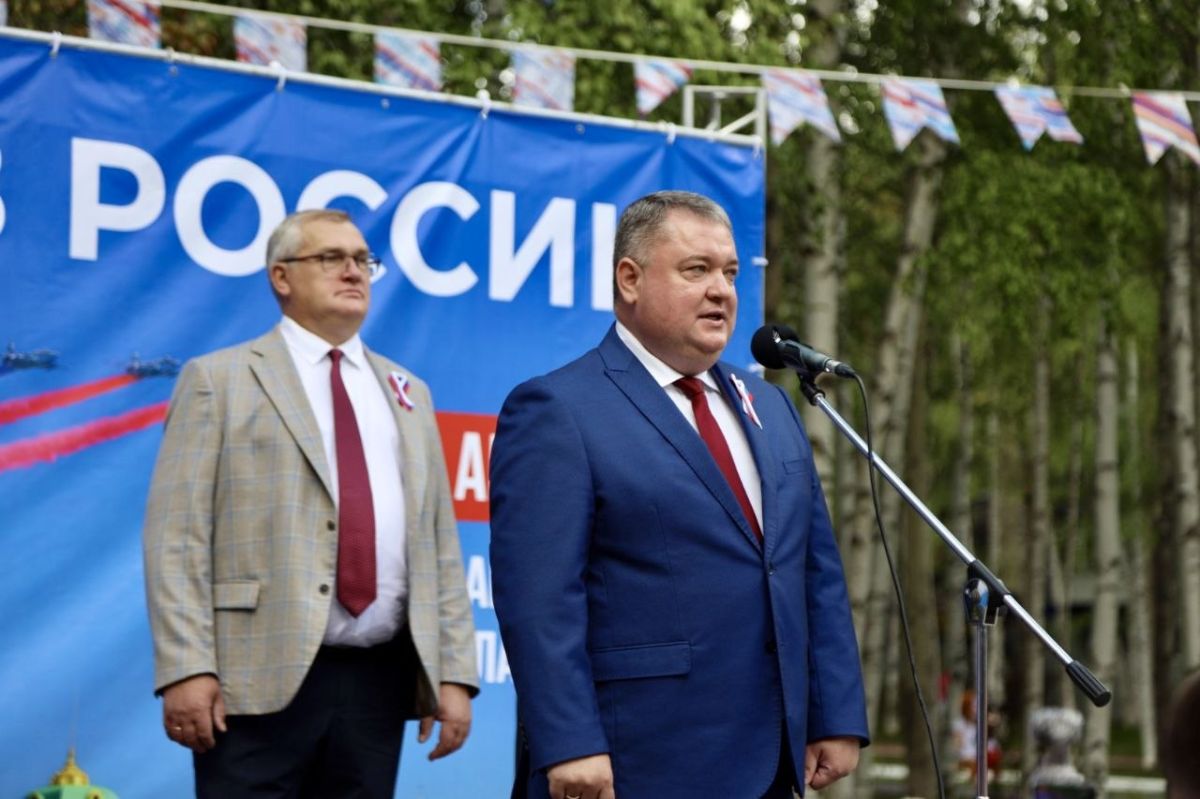 Дмитрий Кощенко: В Парке Победы сегодня развернулся двойной праздник! Был рад поздравить земляков с Днём государственного флага и принять участие в открытии городского семейного фестиваля «Праздник урожая»! Дмитрий Кощенко: В Парке Победы сегодня развернулся двойной праздник! Был рад поздравить земляков с Днём государственного флага и принять участие в открытии городского семейного фестиваля «Праздник урожая»!