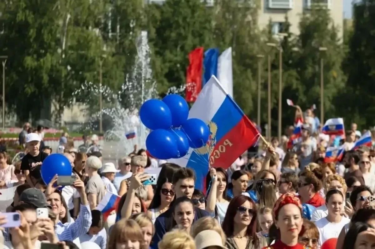 Символ единства. В Югре отметили День Государственного флага России