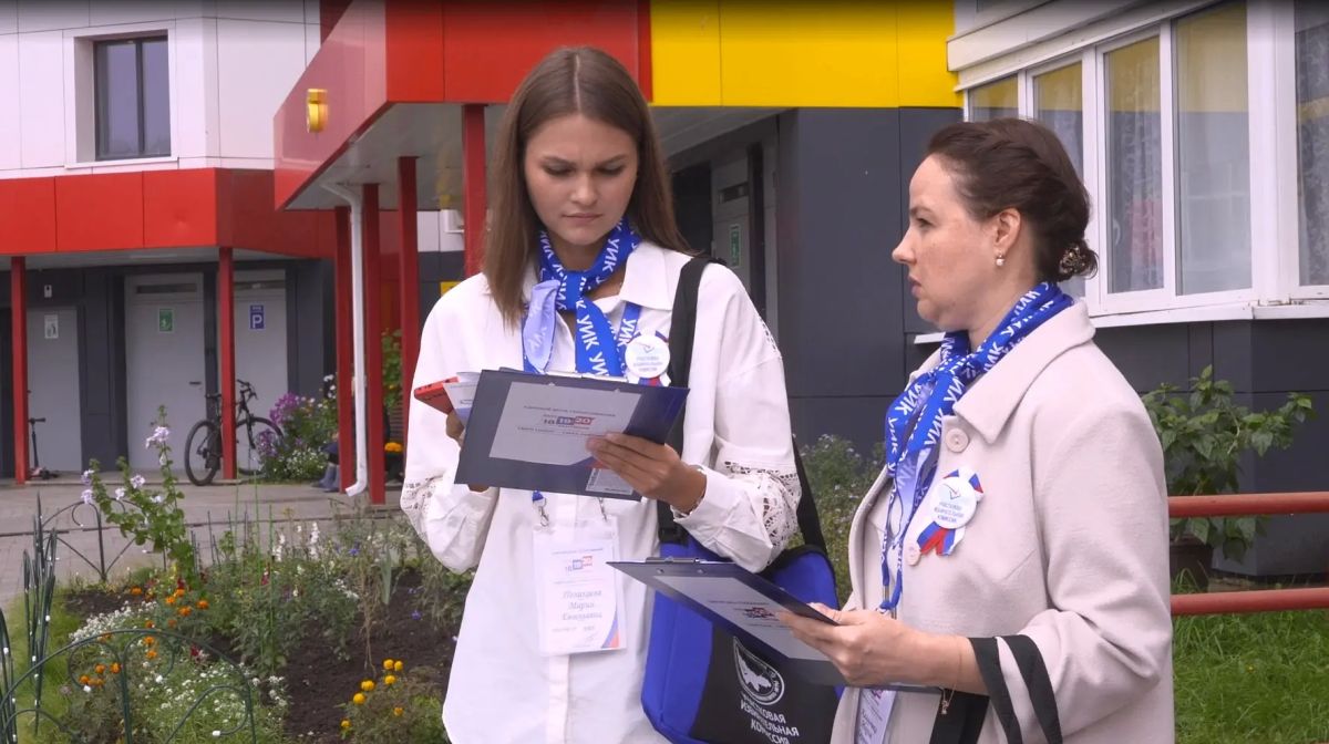 Члены участковых избирательных комиссий Сургута начали поквартирный обход для информирования о предстоящих выборах Члены участковых избирательных комиссий Сургута начали поквартирный обход для информирования о предстоящих выборах