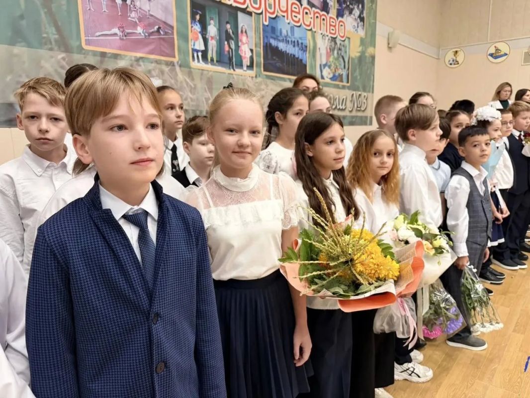 Белые банты, цветы и тысячи взволнованных мальчишек и девчонок: в Югре отметили День знаний Белые банты, цветы и тысячи взволнованных мальчишек и девчонок: в Югре отметили День знаний