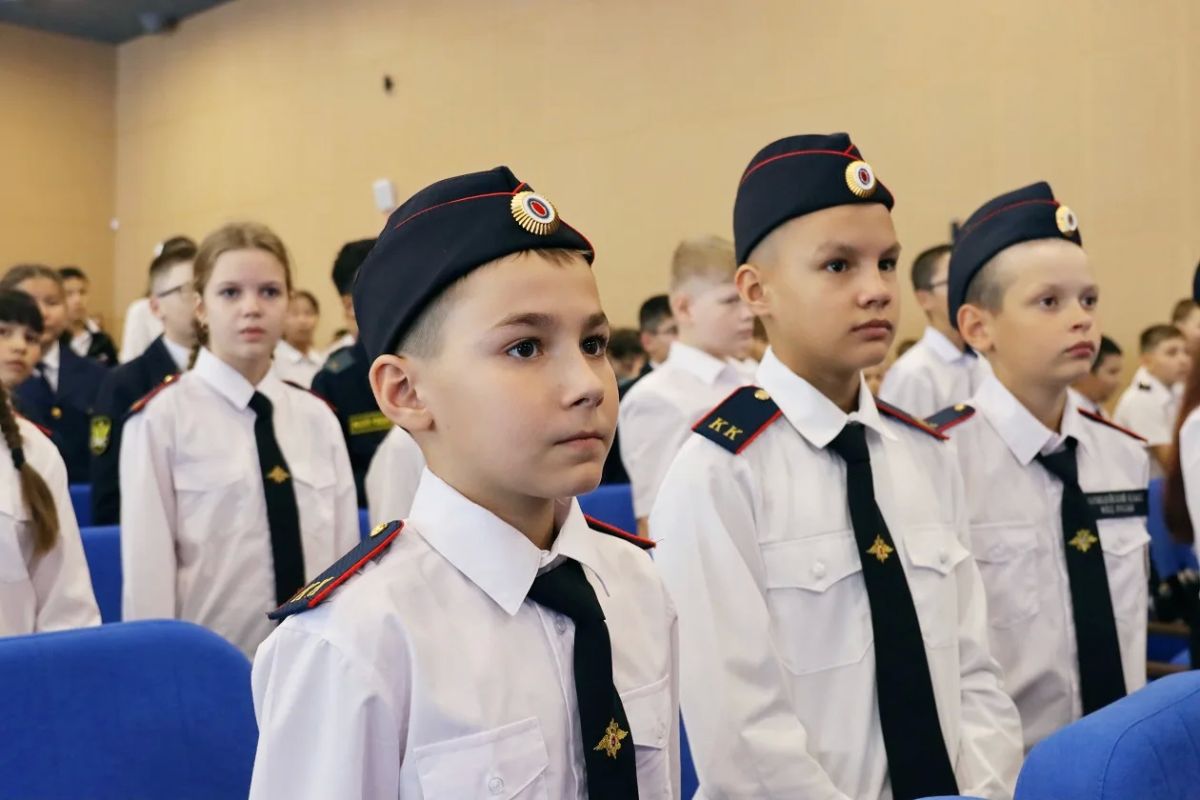 Полицейские приняли участие в торжественной линейке, посвящённой Дню знаний, в школе №2 г. ХантыМансийска Полицейские приняли участие в торжественной линейке, посвящённой Дню знаний, в школе №2 г. ХантыМансийска