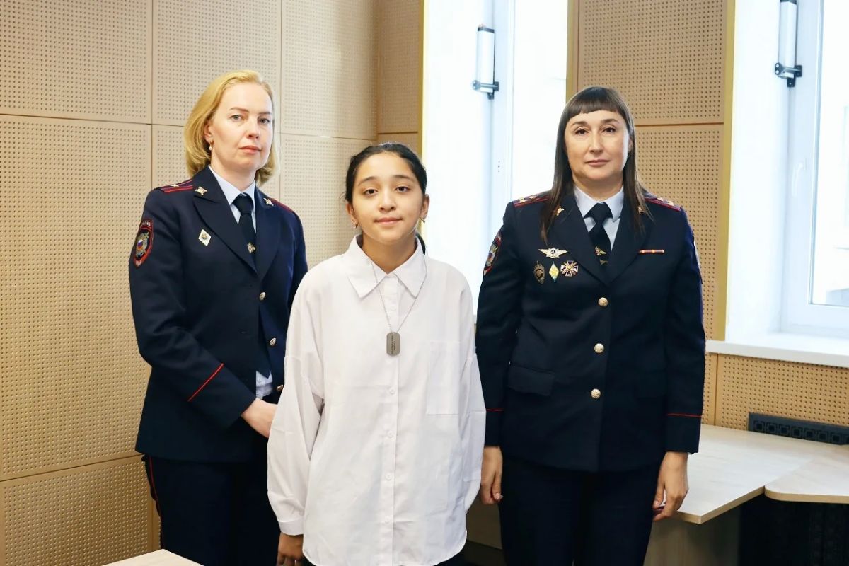 Полицейские приняли участие в торжественной линейке, посвящённой Дню знаний, в школе №2 г. ХантыМансийска Полицейские приняли участие в торжественной линейке, посвящённой Дню знаний, в школе №2 г. ХантыМансийска