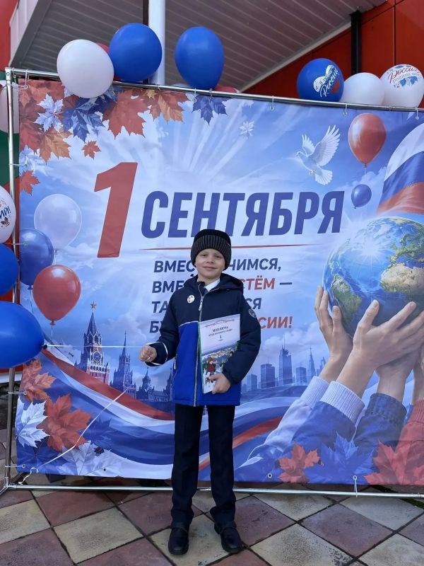 Белые банты и рубашки, букеты цветов и знакомство с первой учительницей, волнения, ожидания и первый звонок Белые банты и рубашки, букеты цветов и знакомство с первой учительницей, волнения, ожидания и первый звонок