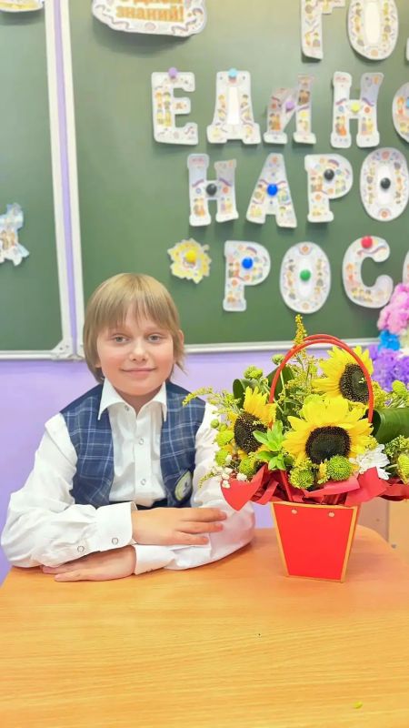 Белые банты и рубашки, букеты цветов и знакомство с первой учительницей, волнения, ожидания и первый звонок Белые банты и рубашки, букеты цветов и знакомство с первой учительницей, волнения, ожидания и первый звонок