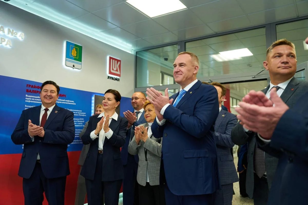 В Когалыме в день знаний открыли школу имени выдающегося нефтяника Валерия Грайфера В Когалыме в день знаний открыли школу имени выдающегося нефтяника Валерия Грайфера