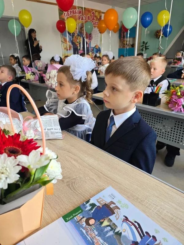 Белые банты и рубашки, букеты цветов и знакомство с первой учительницей, волнения, ожидания и первый звонок Белые банты и рубашки, букеты цветов и знакомство с первой учительницей, волнения, ожидания и первый звонок