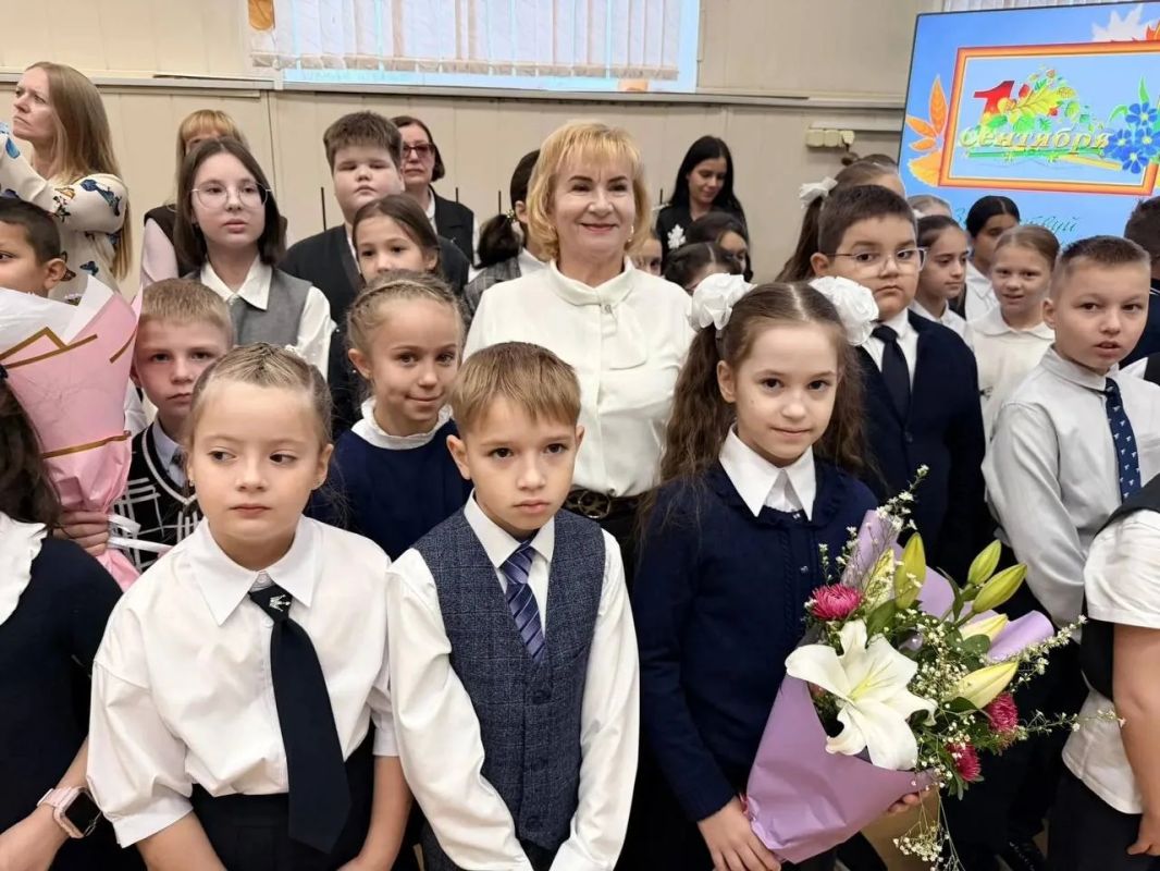 Белые банты, цветы и тысячи взволнованных мальчишек и девчонок: в Югре отметили День знаний Белые банты, цветы и тысячи взволнованных мальчишек и девчонок: в Югре отметили День знаний